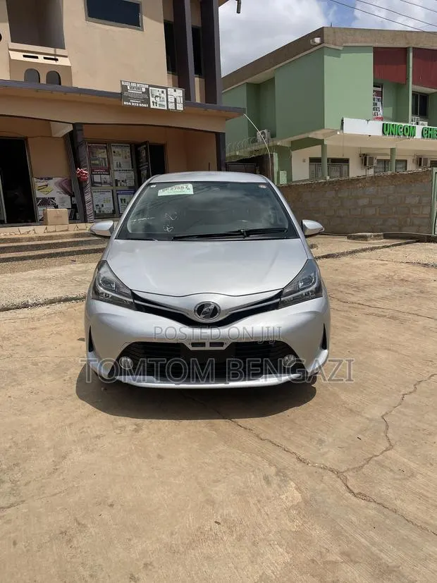 Toyota Vitz 1.3 FWD 5dr 2015 Silver · Photo 1