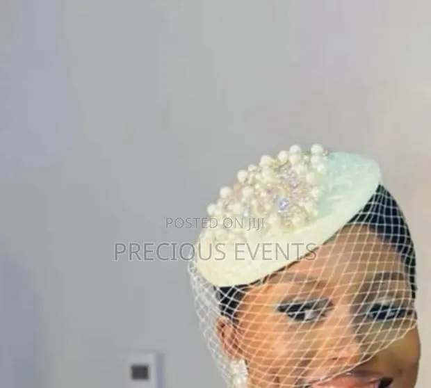 White Fascinators · Photo 1