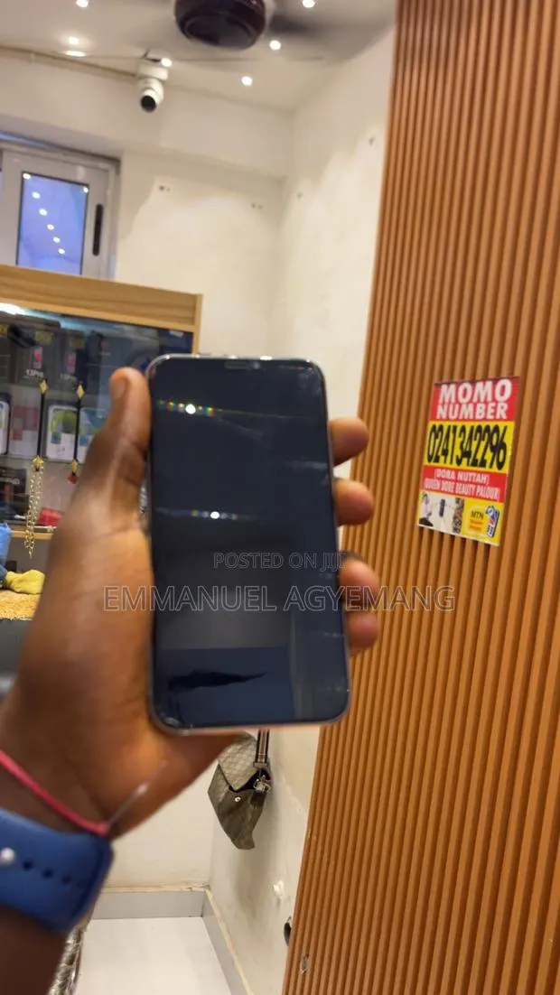 New Apple iPhone 11 64 GB Black · Photo 1