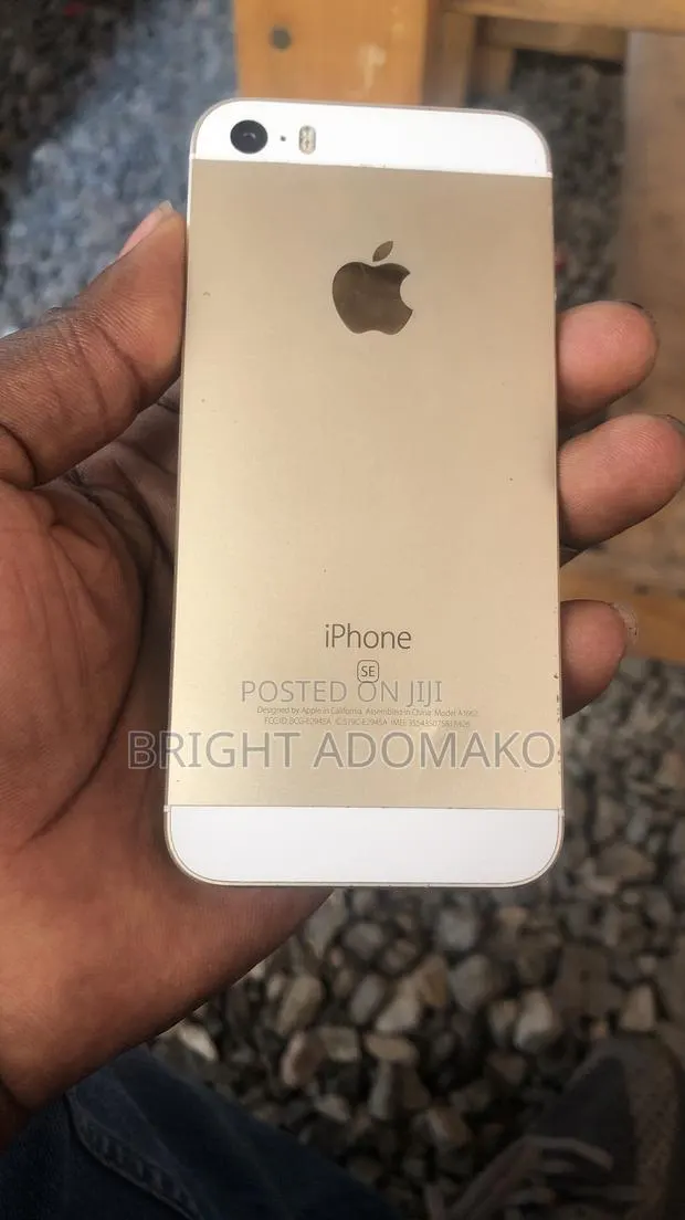 Apple iPhone SE 16 GB Gold · Photo 1