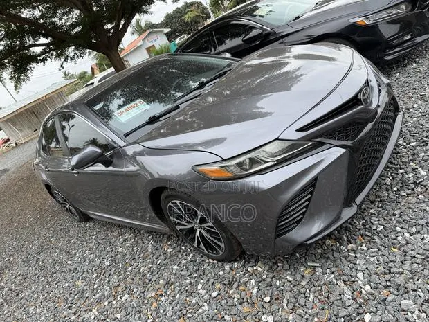 Toyota Camry SE 2021 Gray · Photo 1