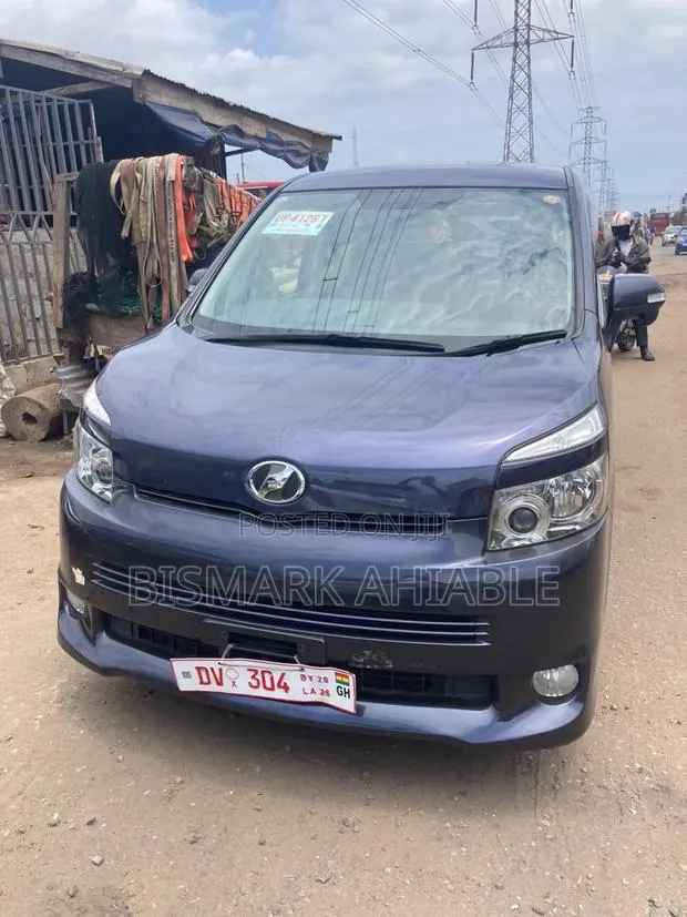 Toyota Voxy V 2WD 8-Seater 2010 Blue · Photo 1