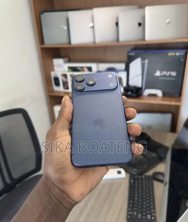 Apple iPhone 17 Pro Max 256 GB Blue · Photo 1