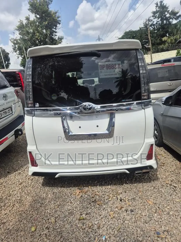 Toyota Voxy 2015 White · Photo 1