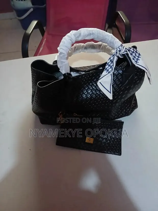 Stylish Black Woven Handbag Featuring a Gold Tone Hardware · Photo 1