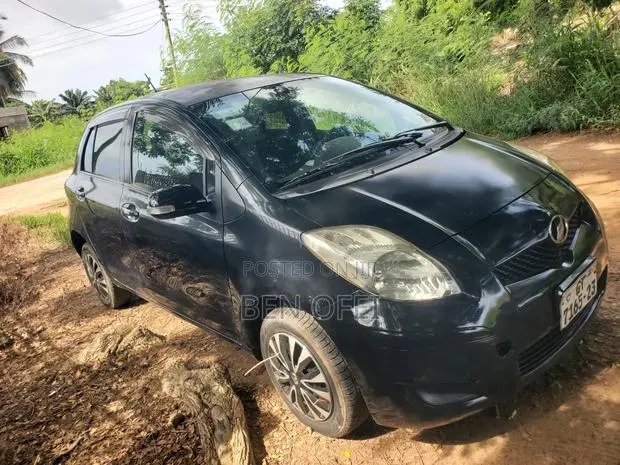 Toyota Vitz 1.3 AWD 3dr 2010 Black · Photo 1