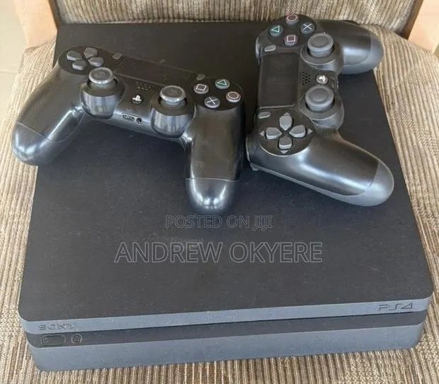 PS4 Slim With 2 Controllers · Photo 1