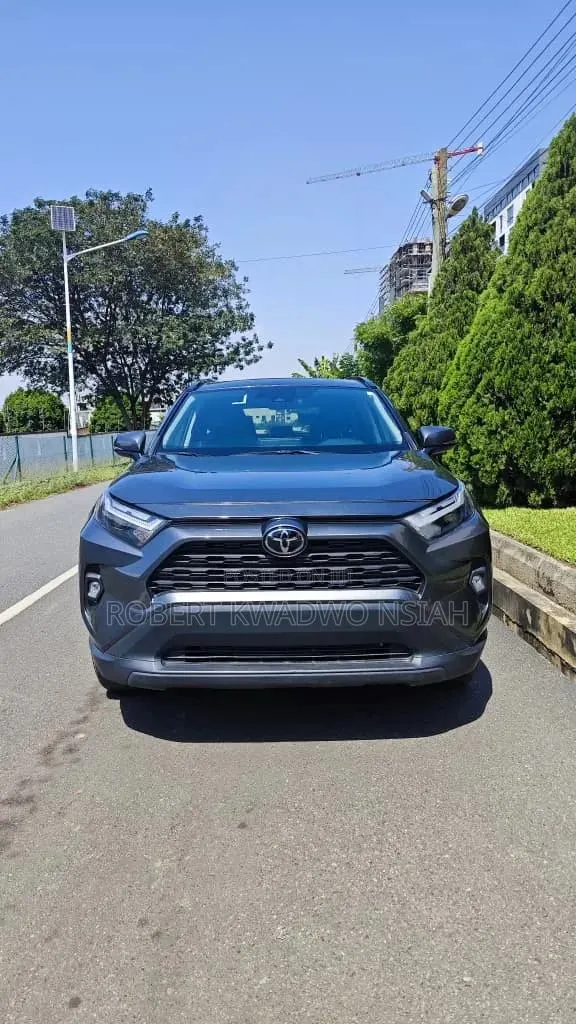 Toyota RAV4 XLE 2025 Black · Photo 1