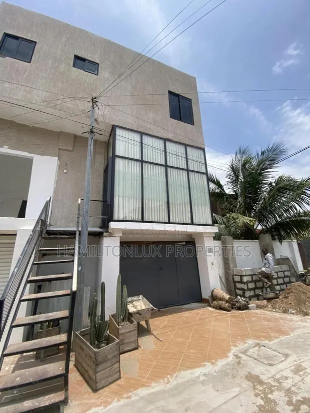 Office Unit With Washroom in Main East Legon · Photo 1