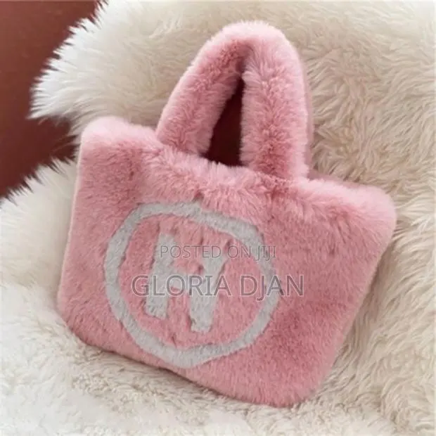 H Fluffy Tote Bag · Photo 1