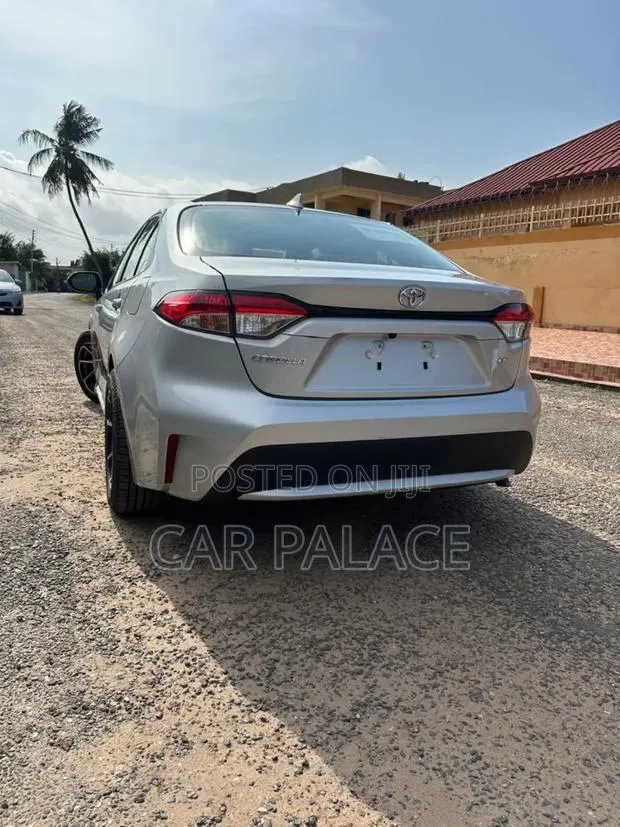 Toyota Corolla LE 2021 Silver · Photo 1