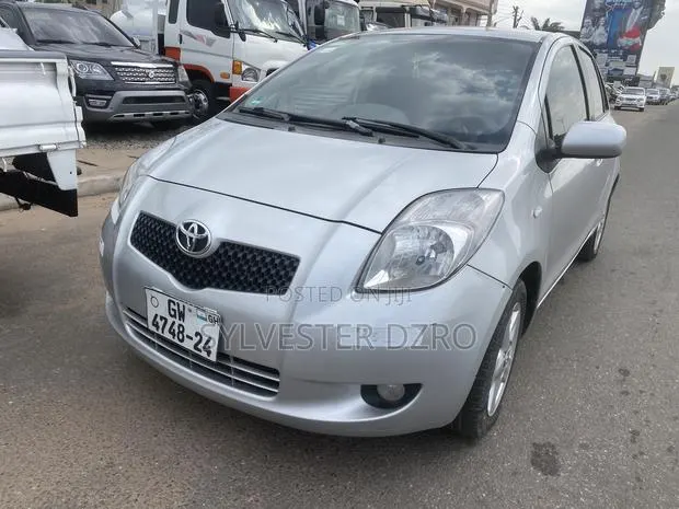 Toyota Yaris 2010 Silver · Photo 1