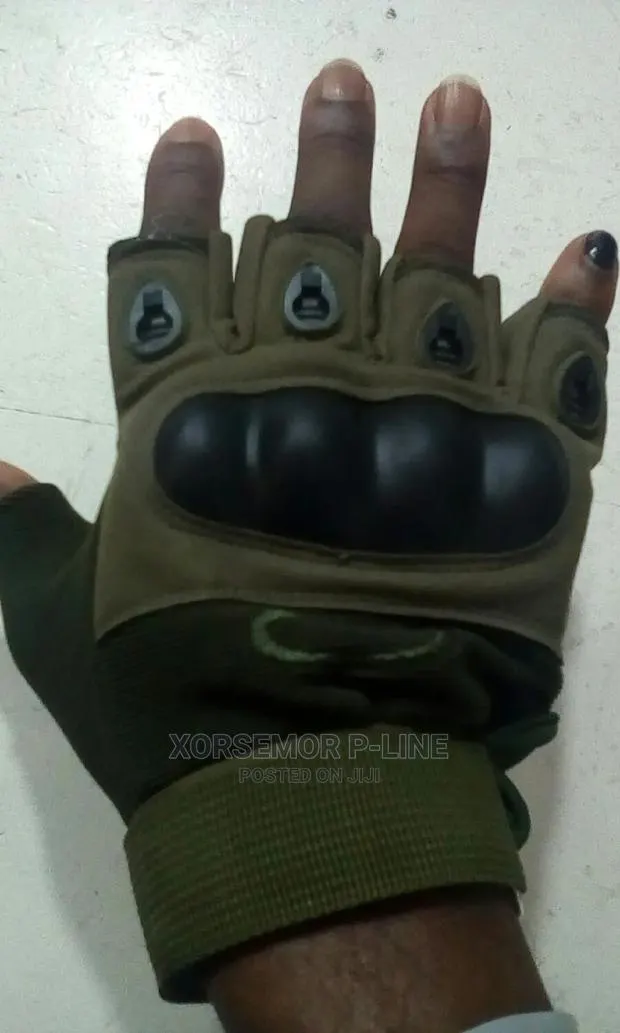 Hand Gloves With Tight Fit · Photo 1