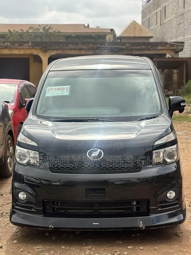 Toyota Voxy ZS G's 2WD 8-Seater 2013 Black · Photo 1
