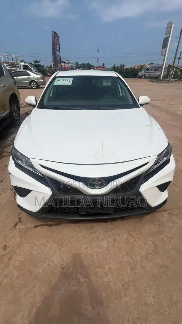 Toyota Camry 2020 White · Photo 1