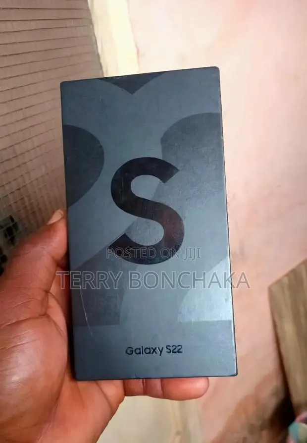 New Samsung Galaxy S22 5G 256 GB Black · Photo 1