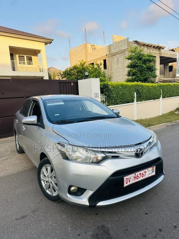 Toyota Yaris 2015 Silver · Photo 1