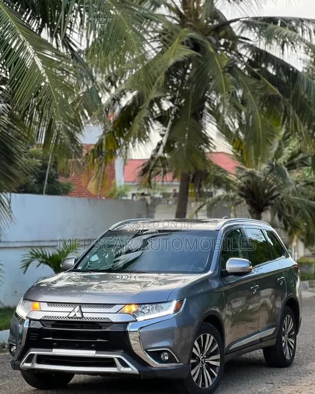 Mitsubishi Outlander 2020 Silver · Photo 1