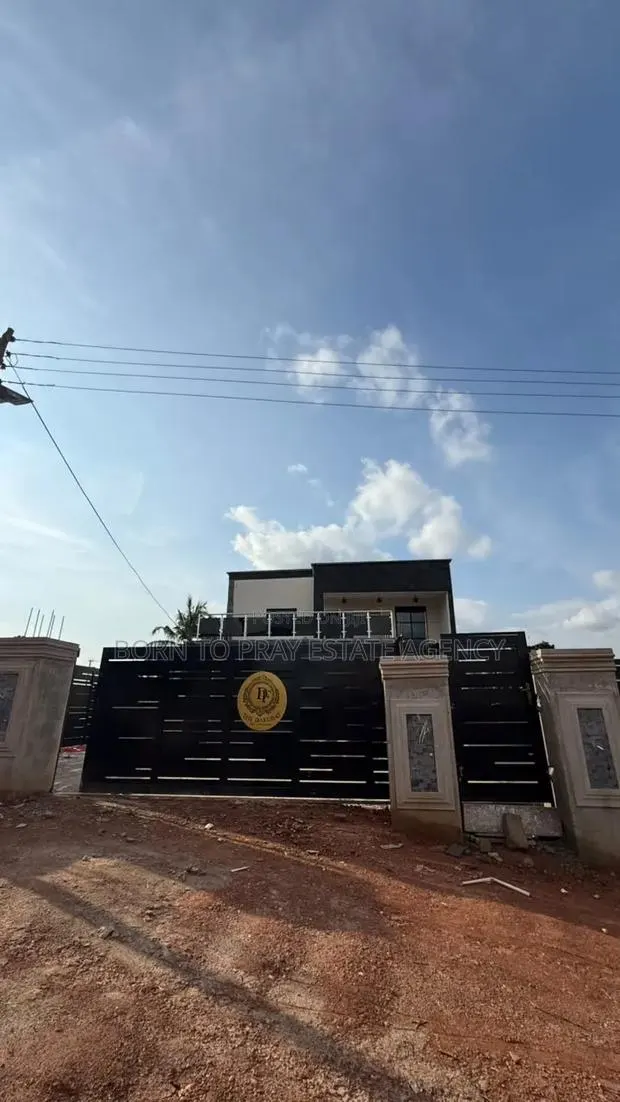 5bdrm House in Bron To Pray Estate, Kumasi Metropolitan for sale · Photo 1