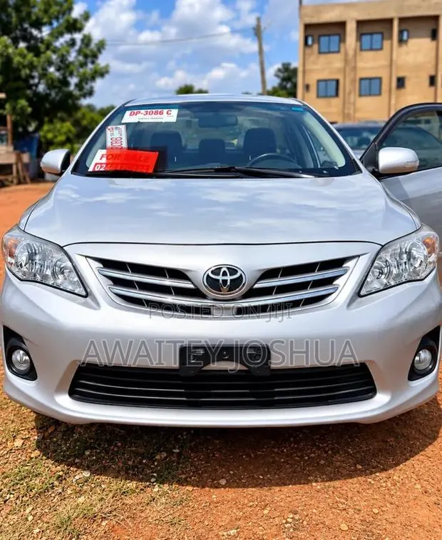 Toyota Corolla 2013 Silver · Photo 1