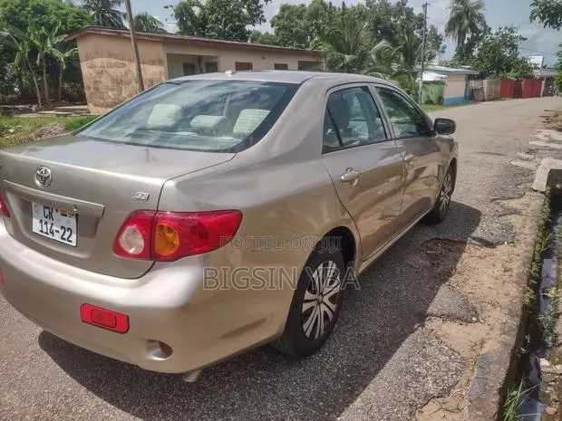 Toyota Corolla LE 4dr Sedan (1.8L 4cyl 4A) 2010 Gold · Photo 6