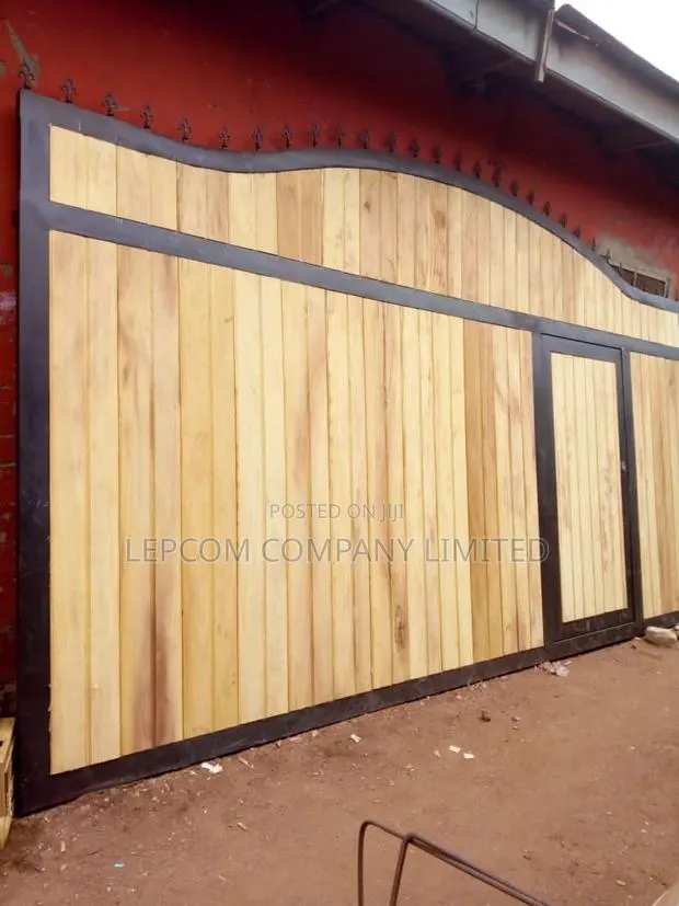 Gate With Wood · Photo 1