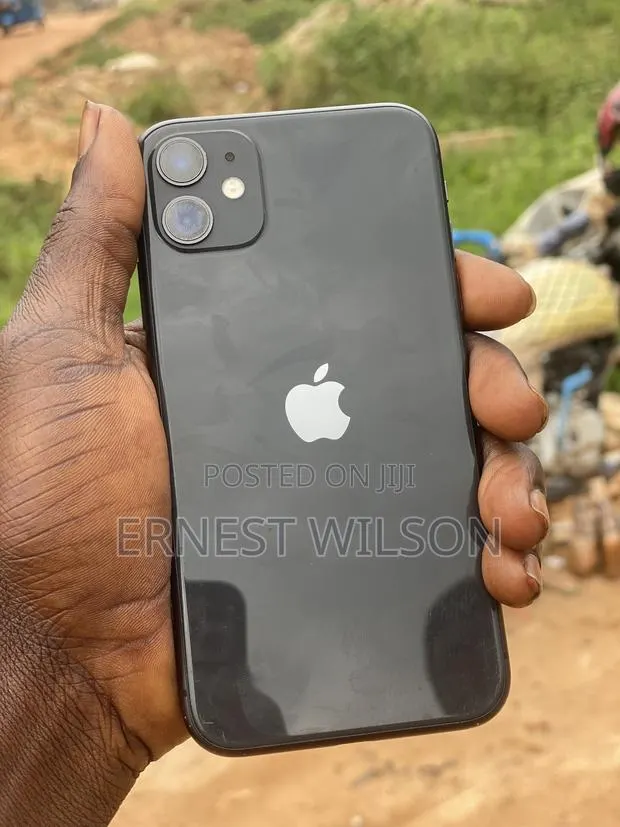 Apple iPhone 11 64 GB Black · Photo 1