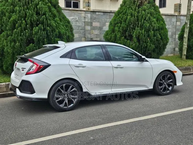 Honda Civic Sport 4dr Hatchback (1.5L 4cyl) 2017 White · Photo 1
