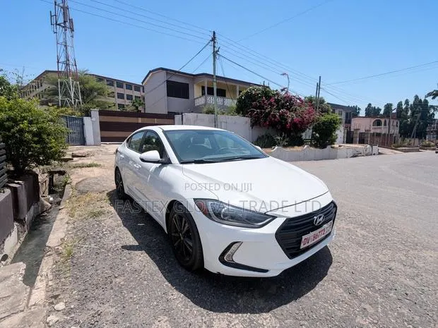 Hyundai Elantra SE 2018 White · Photo 1