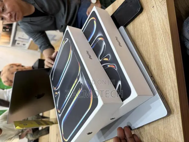 New Apple iPad Pro 13 (2025) 256 GB Gray · Photo 1