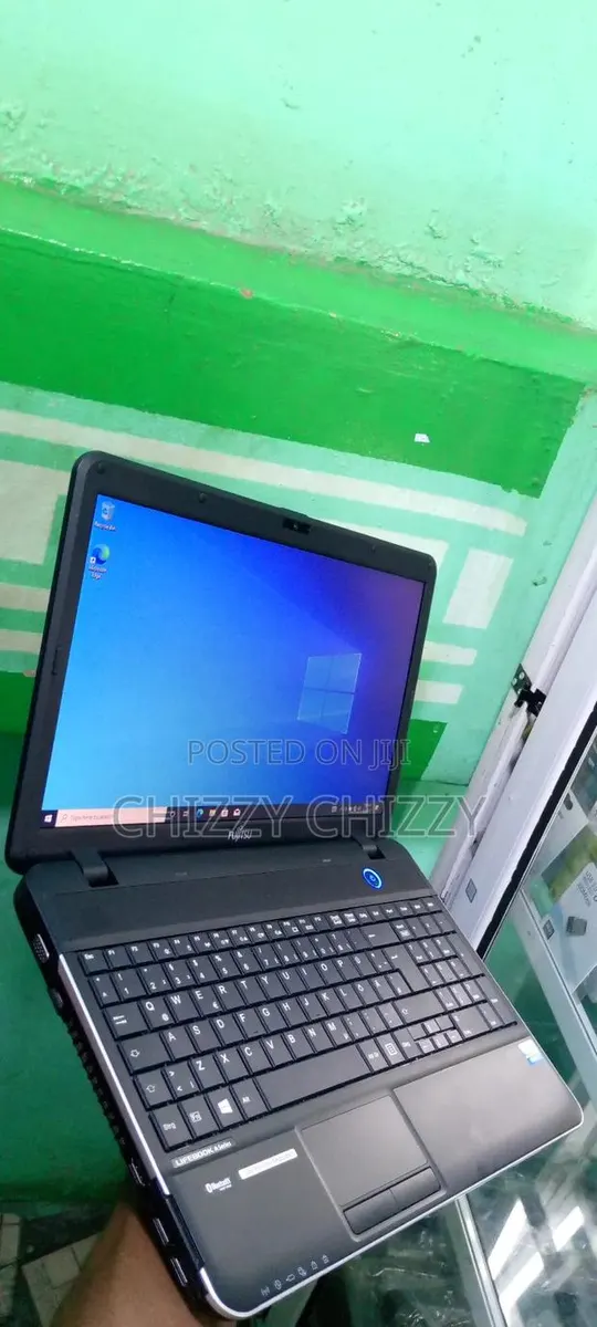 Laptop Fujitsu 4GB Intel Core I3 SSD 256GB · Photo 1