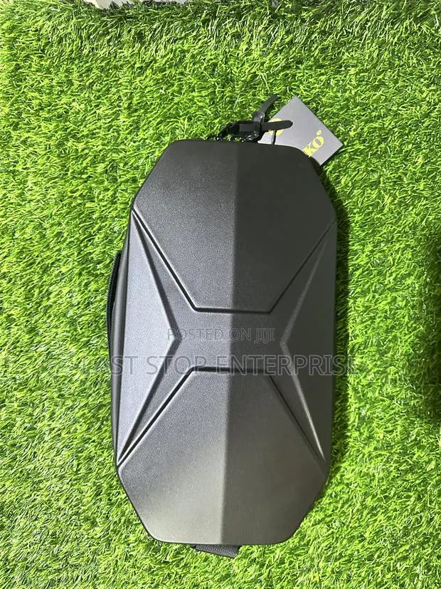 Quality and Class Chest Bag · Photo 1