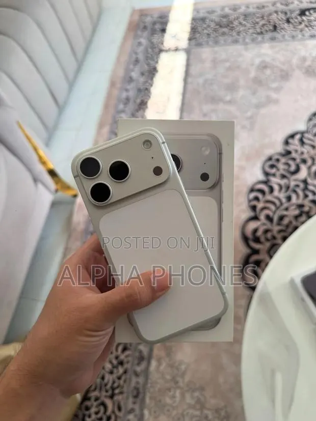 Apple iPhone 17 Pro Max 512 GB Silver · Photo 1