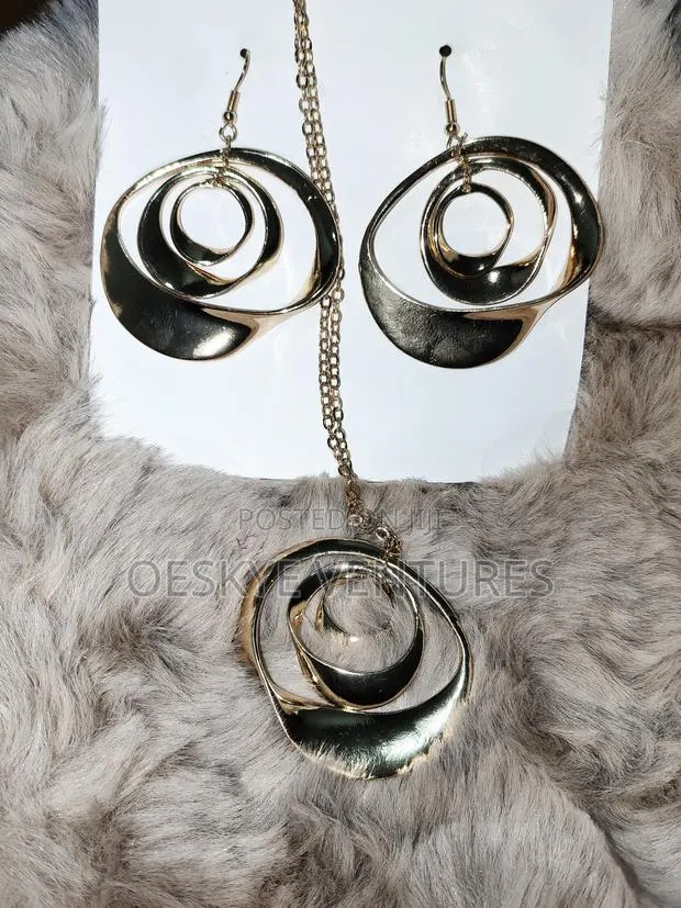 Gold Spiral Statement Jewelry Set (Necklace Earrings) · Photo 2