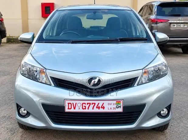 Toyota Vitz 2013 Silver · Photo 1