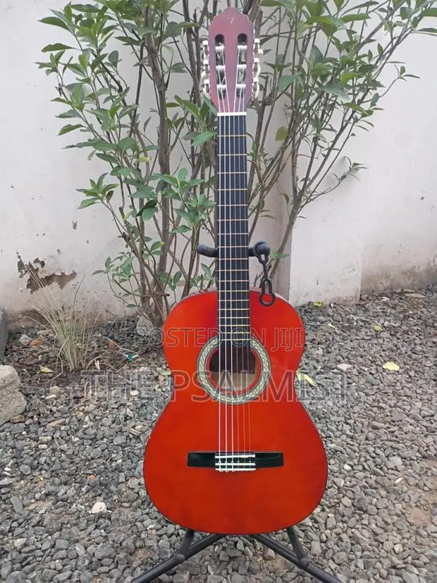Valencia 3/4 Classical Guitar · Photo 1