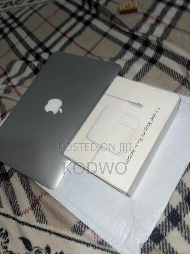 New Laptop Apple MacBook Air 4GB Intel Core i5 HDD 256GB · Photo 1