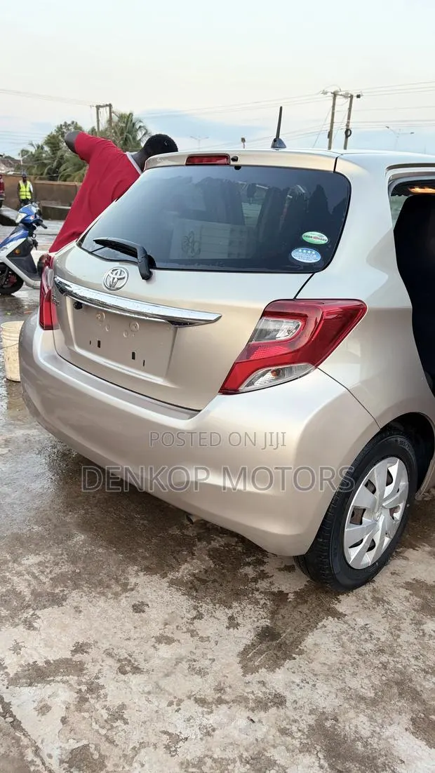 Toyota Vitz 2015 Beige · Photo 1