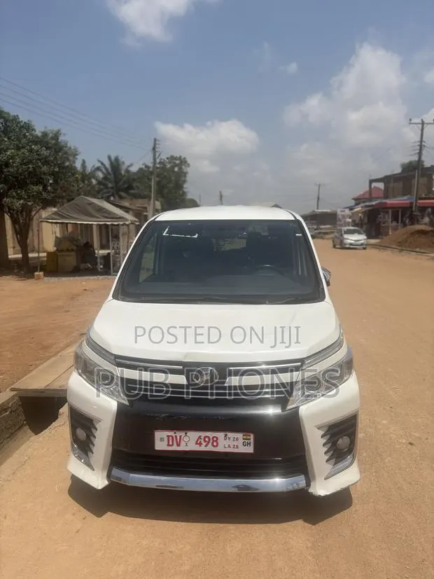 Toyota Voxy 2014 White · Photo 1