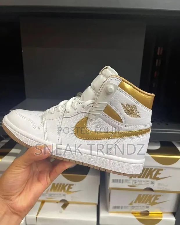 Air Jordan R1 Metallic Gold · Photo 1