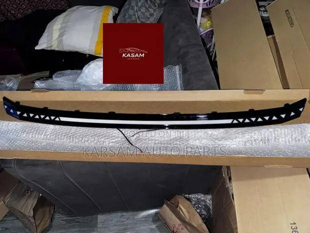 Elantra 2023 Front Centre Grille Led · Photo 1