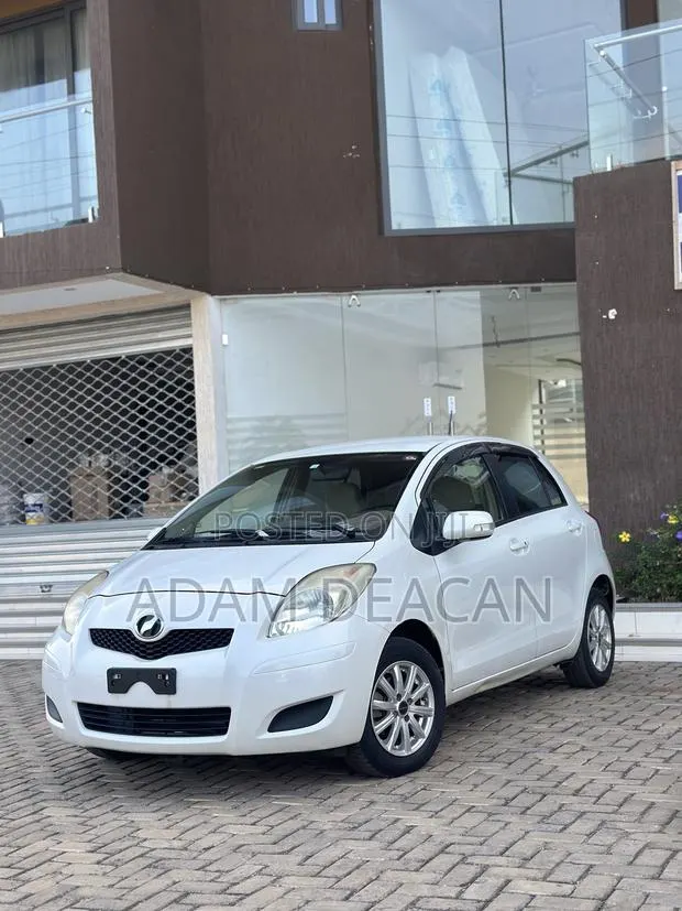 Toyota Vitz 2010 White · Photo 1