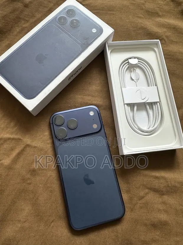 Apple iPhone 17 Pro Max 256 GB Blue · Photo 1