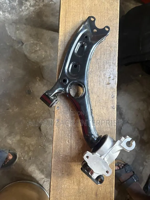 Honda CRv 2017-2022 Lower Arm · Photo 1