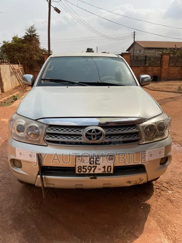 Toyota Fortuner 2010 Gold · Photo 1