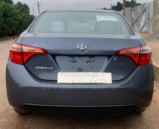 Toyota Corolla LE Eco (1.8L 4cyl 2A) 2018 · Photo 1