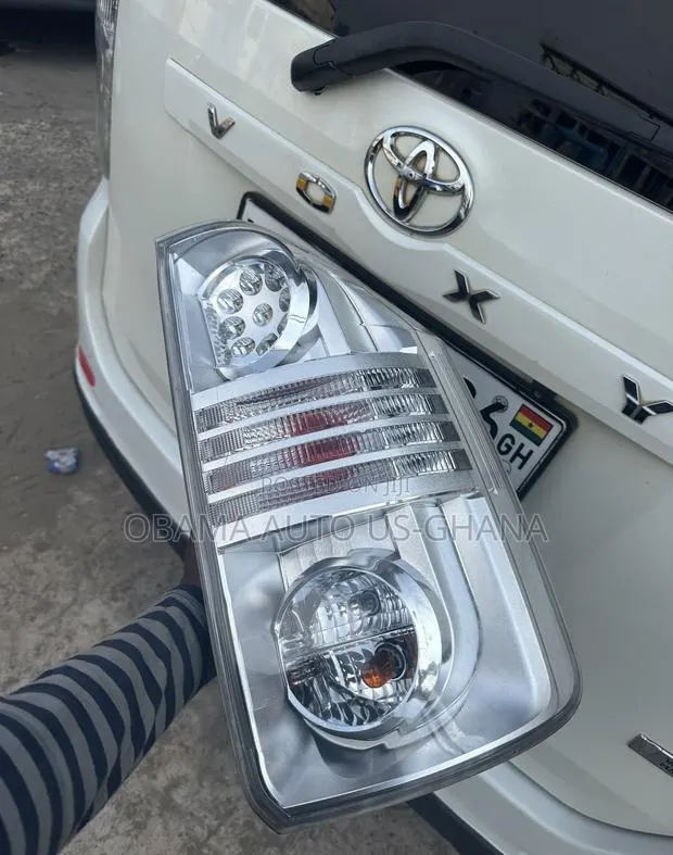 Toyota Noah / Voxy Taillight 2007 2008 2009 2010 2011 2012 Tail Light · Photo 1