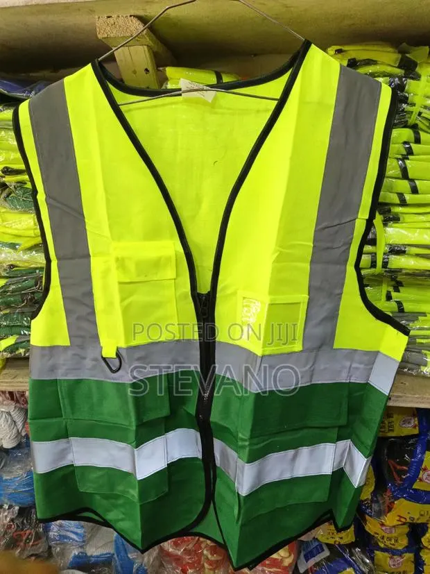 4 Pocket Reflective Vest · Photo 1