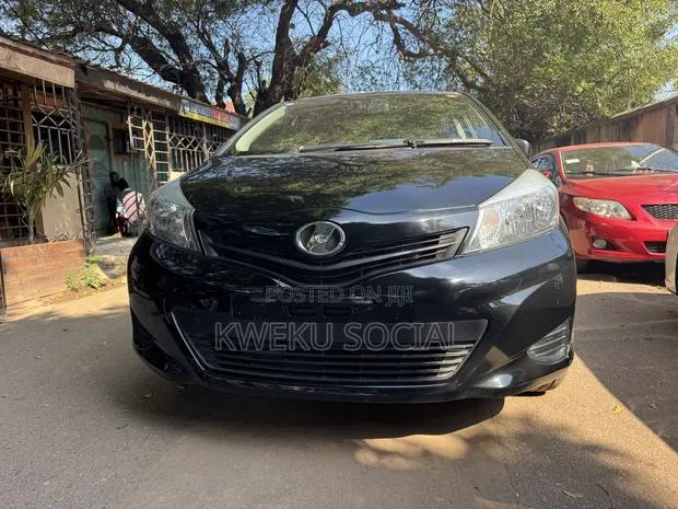 Toyota Vitz 1.3 AWD 5dr 2013 Black · Photo 1