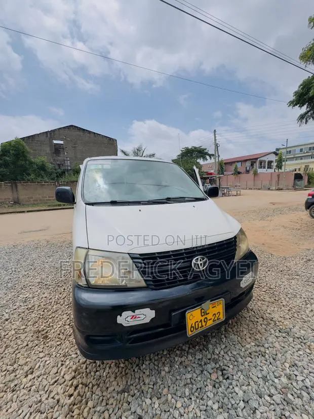Toyota HiAce 2010 White · Photo 1